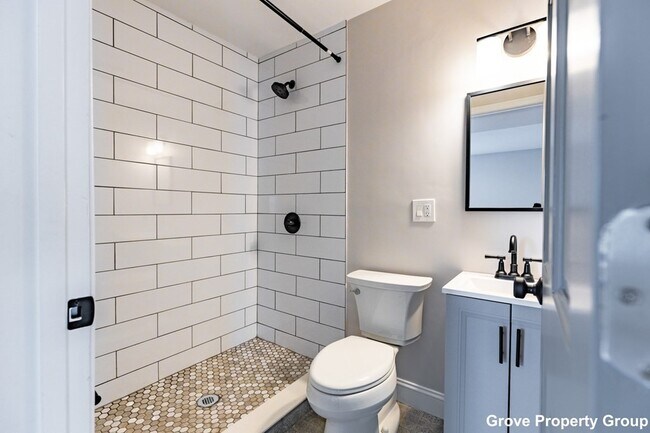 Building Photo - 532 E 5th St