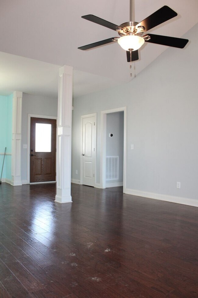 Foto del edificio - 3 Bed/2 Bath w/ Finished Bonus Room