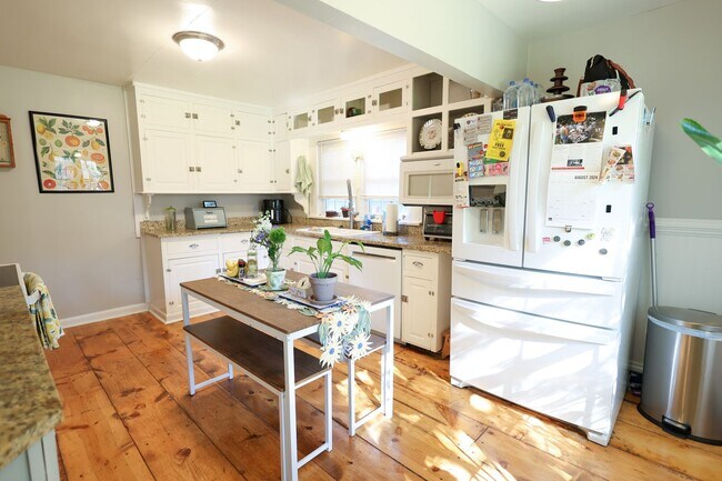 Foto del edificio - Beautifully Updated 4 bed house w/ fully fenced in yard **