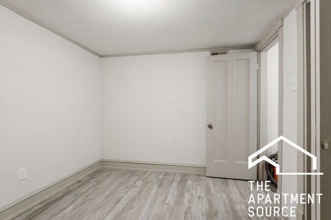Building Photo - 707 N Hamlin Ave