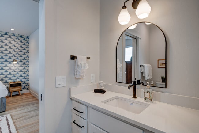 Building Photo - 605 E Bryant St