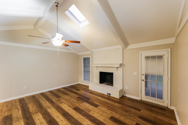 Foto del edificio - Beautiful 3 Bedroom Home with Attached Garage