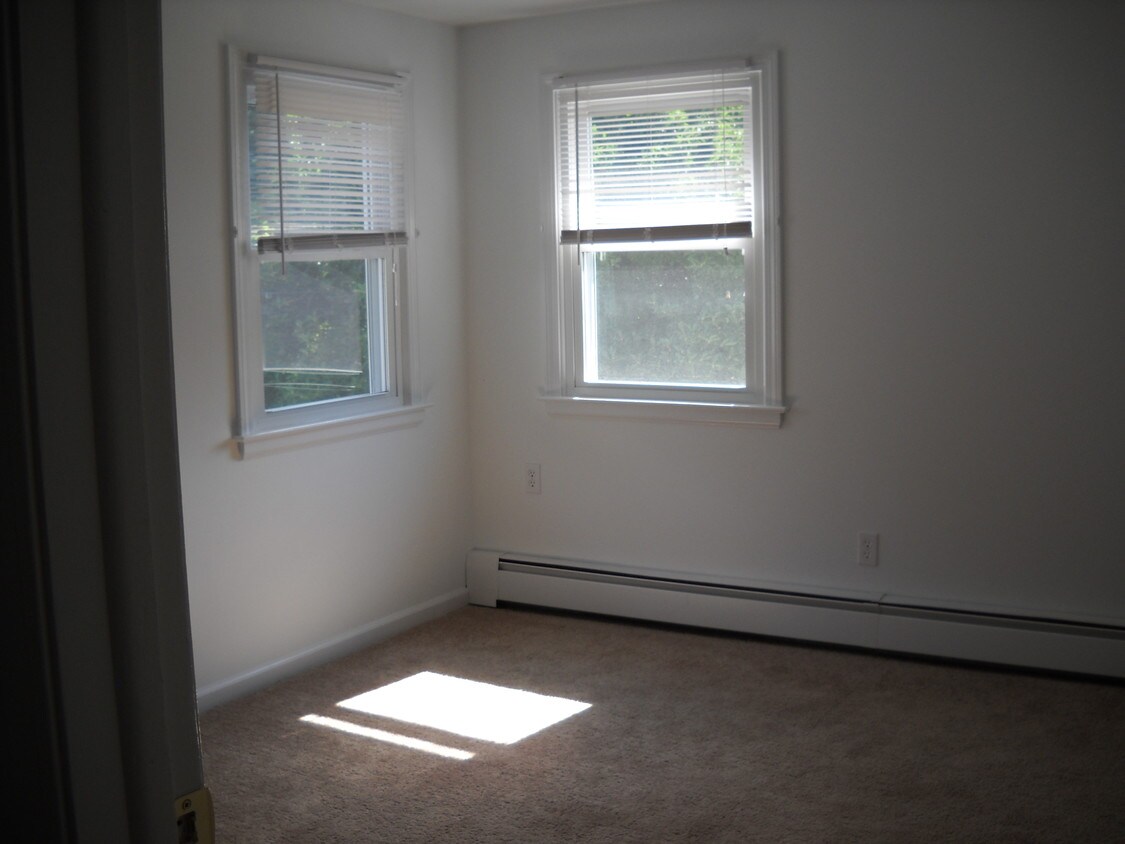 small bedroom - 83 Chestnut St