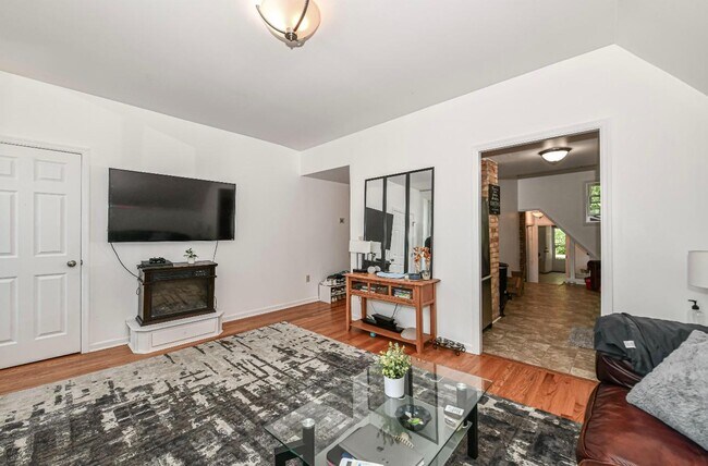 Foto del edificio - 2315 N Oakland Ave