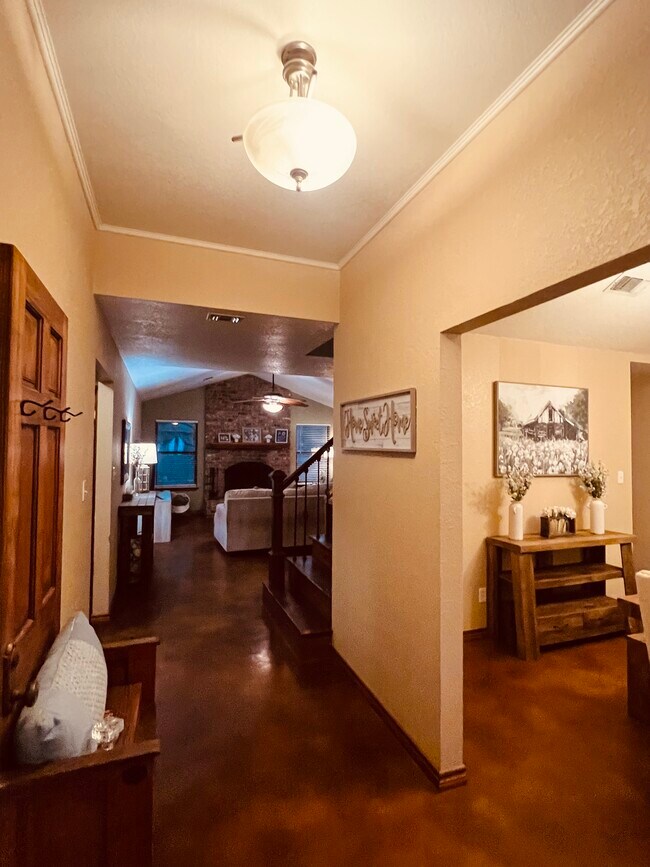 Building Photo - 420 E Tanglewood Dr