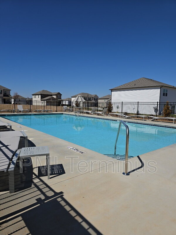 Building Photo - 823 Gelderland Dr