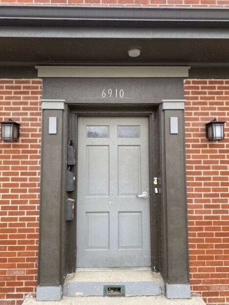 Building Photo - 6910 W Windsor Ave