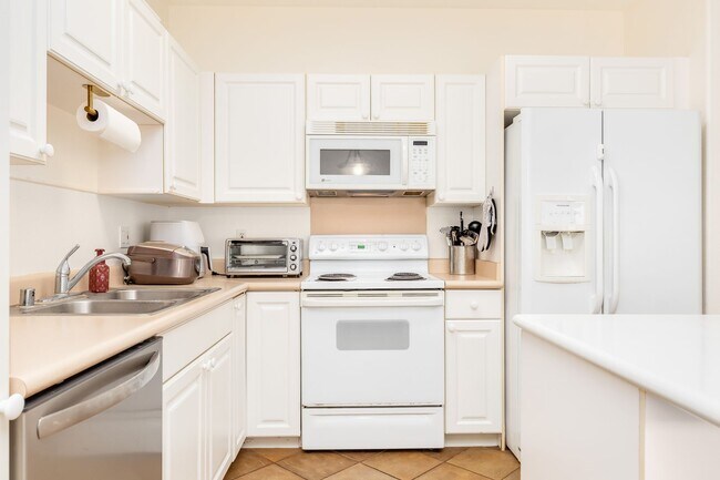 Foto del edificio - 2 Bedroom 2.5 bathroom PLUS den townhouse ...