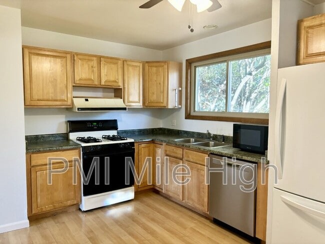 Building Photo - 2181 Phillips Dr