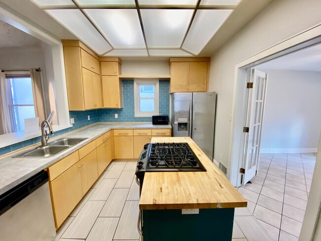 Foto del edificio - Awesome 4BD/3BA in prime Uptown! Remodeled w/ HGTV! Avail. May 1st!