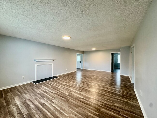 Building Photo - 4 Bedrooms/2 Bath Ranch Home!