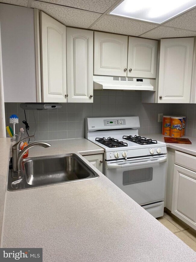 18102 Delaire Landing Rd Unit 102, Philadelphia, PA 19114 Room for