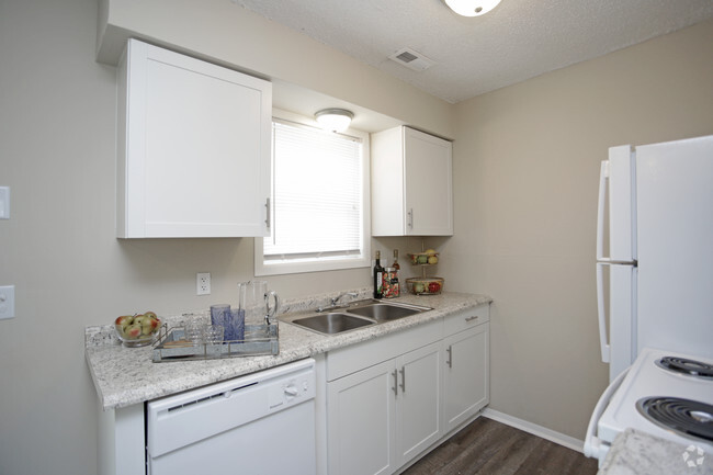 2BR, 1BA - 825 SF - Pine Creek Apartments