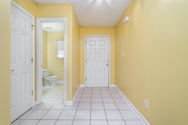 Foto del edificio - 9026 Tibble Creek Way