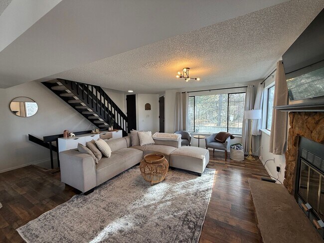 Foto del edificio - Welcome home to this beautifully updated townhome in the highly desirable Chesapeake Bay community!