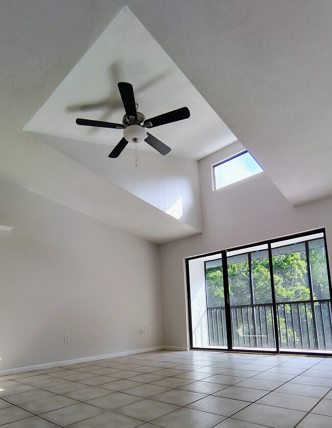 Techo abovedado sobre el comedor y la sala de estar con vista al balcón y a la reserva natural. - 1353 Pine Ridge Cir E