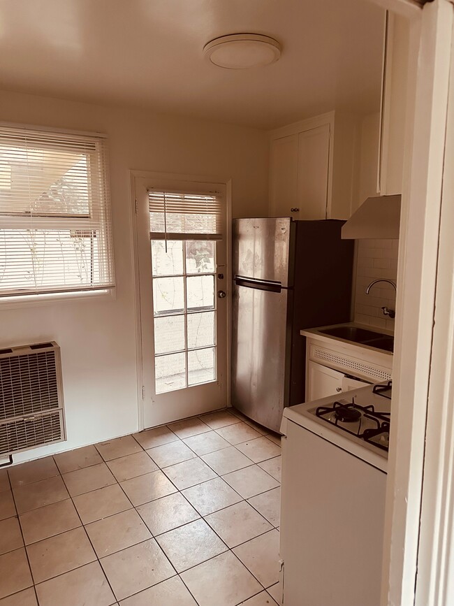 Building Photo - 959 Gayley Ave