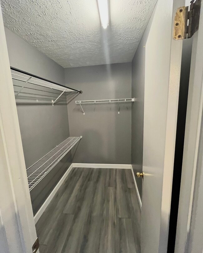 Foto del edificio - 6927 Bluegrass Stakes