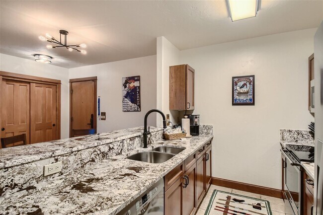 Building Photo - Evolve Real Estate: Fully Furnished Stylis...