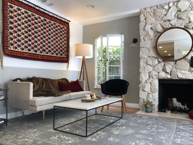 Foto del edificio - Updated 4BR Mar Vista Home with Huge Private Backyard