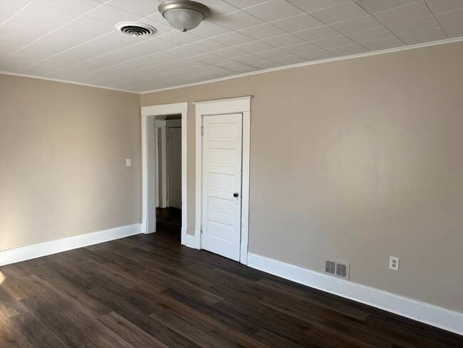 Building Photo - 308-308 1/2 E. Wheeling St