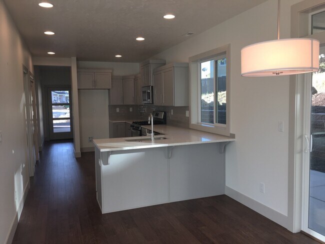 Foto del edificio - 3 Bedroom / 2 Bathroom Home in SE Bend