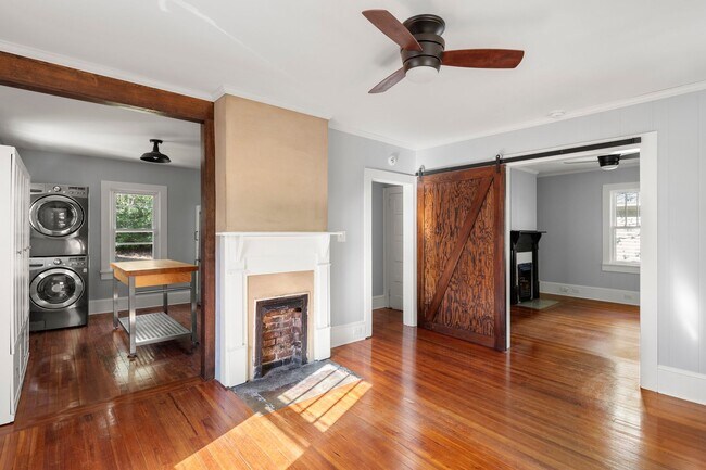 Foto del edificio - Absolutely Adorable Montford Cottage - One...