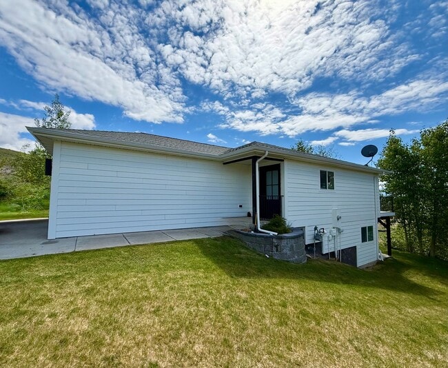 Building Photo - Recently Updated 3 Bed / 2 Bath Home in Butler Creek!