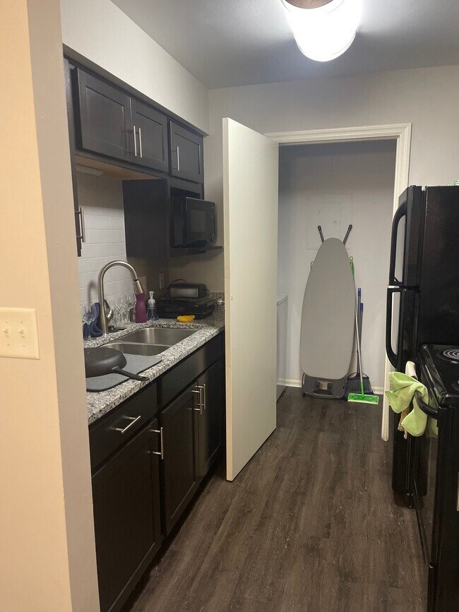 Kitchen + laundry room - 8318 Lakeshore Cir