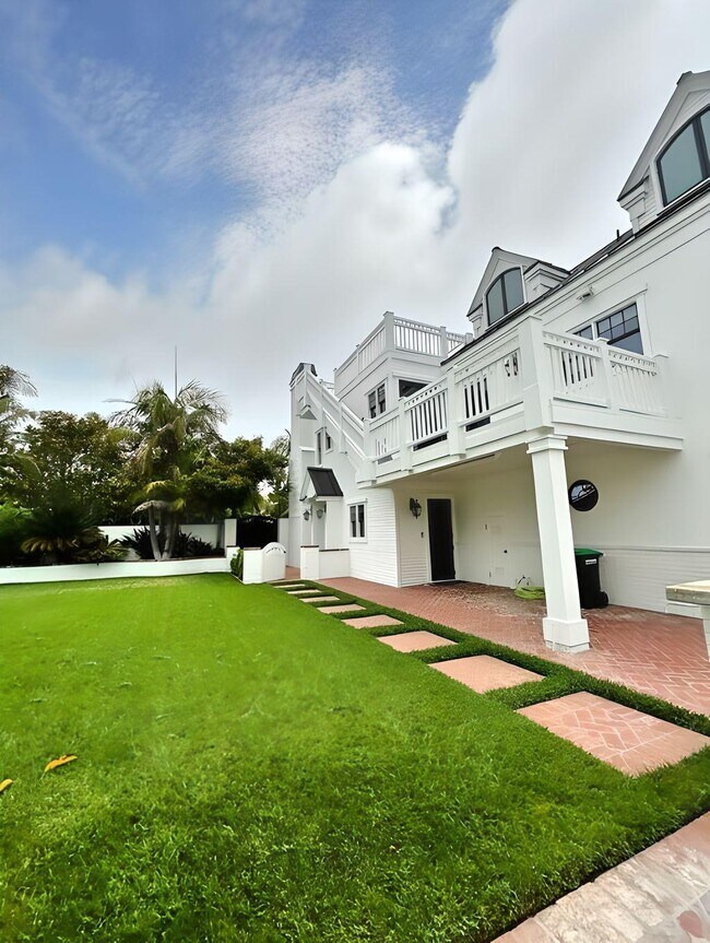 Building Photo - 1551 Miramar Dr