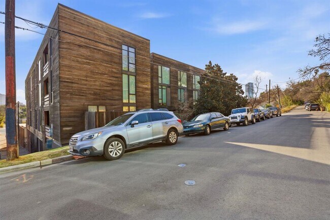 Foto del edificio - 1010 W 10th St