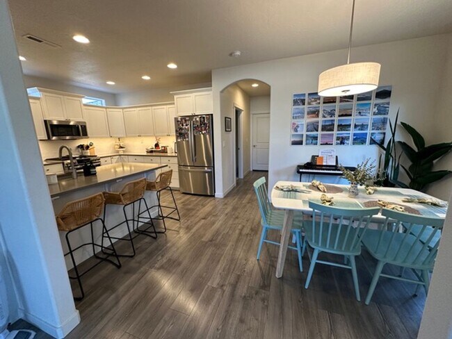 Building Photo - Stunning 4-bdr with beautiful fenced yard in Mckenzie Meadow Village! - Sisters, Oregon