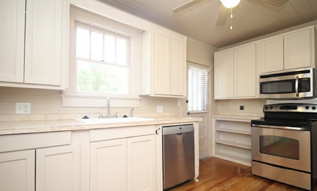 Building Photo - East Pensacola Heights 2BR Cottage Near Downtown with Heart-Pine Floors, Updated Kitchen & Rear A...