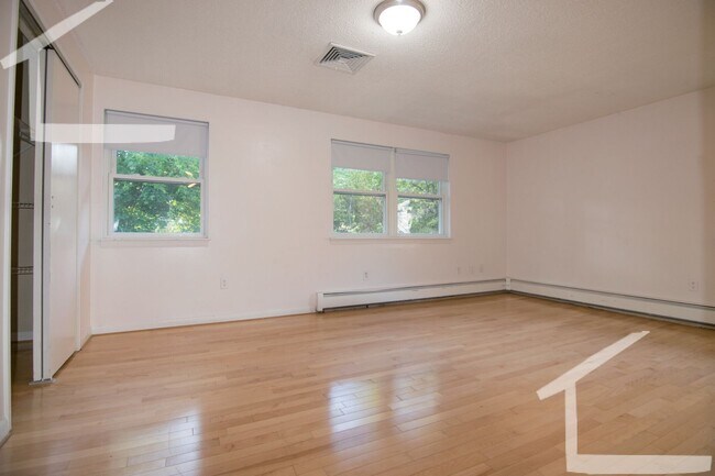 Foto del edificio - HOTTEST 5 BED IN BROOKLINE!!!!