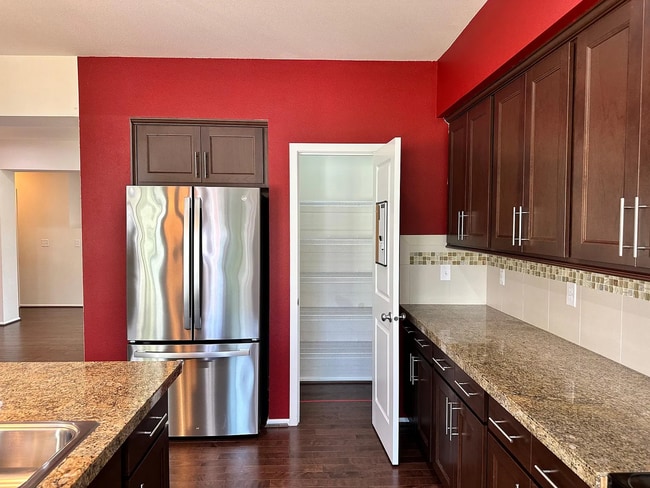 Building Photo - Bright & Modern 3BR Redmond End-Unit Townh...