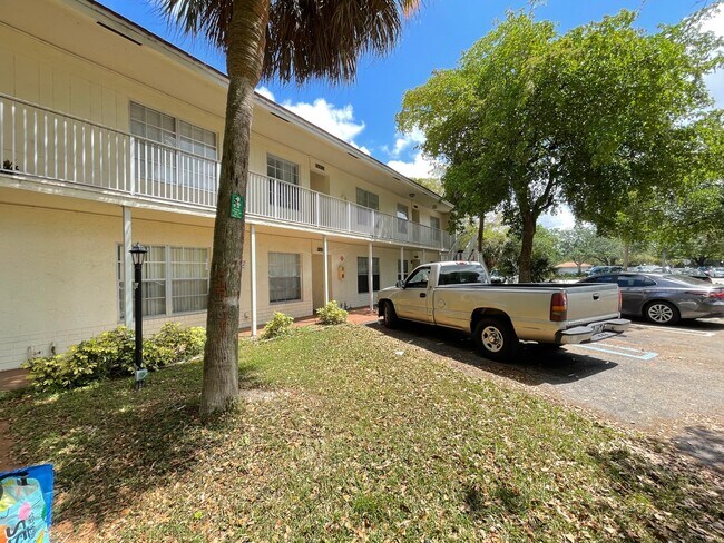 Building Photo - 2506 Riverside Dr