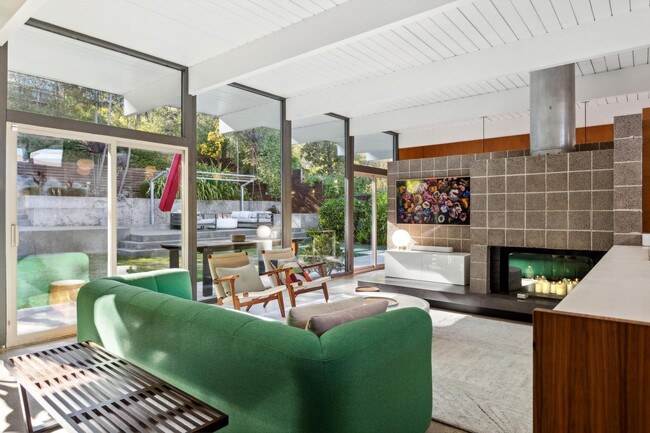 Foto del edificio - Mid Century Dream Home