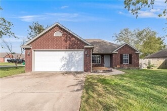Building Photo - 521 Redbud St