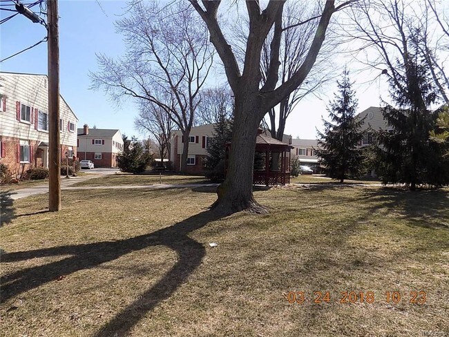 Foto del edificio - 813 W Maple Rd