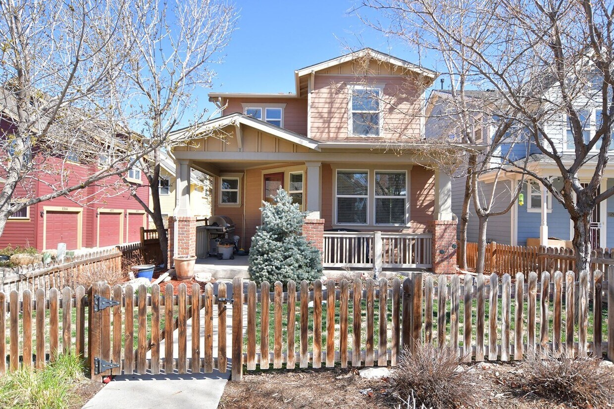 Foto principal - Fenced Front Yard!