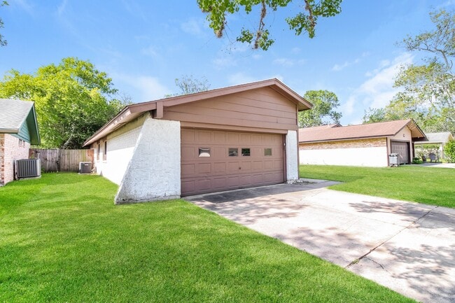 Building Photo - 4427 Ravine Dr