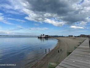 Building Photo - 330 Shore Dr