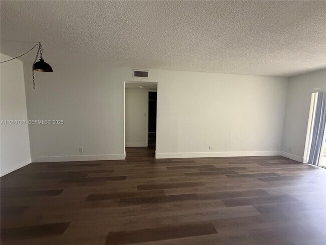 Foto del edificio - 300 Gardens Dr