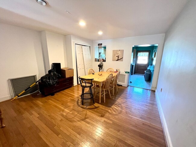 Building Photo - Huge 4-Bed/1-Bath Home located in Manayunk...