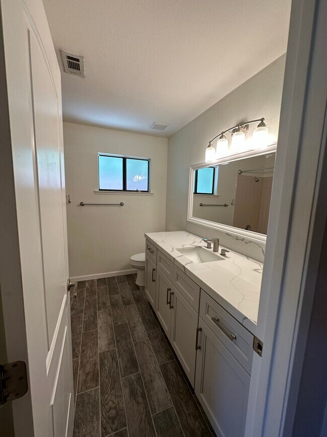 Building Photo - 2123 Ashwood Ct
