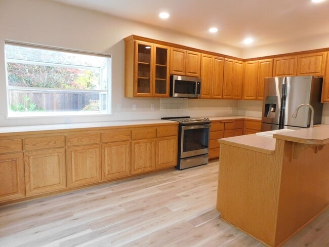 Building Photo - Fall Special-Gorgeous Three Bed Two Bath W...