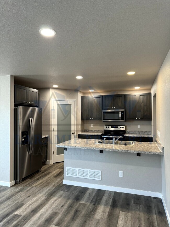 Building Photo - 4-Bedroom, 4.5 bath Condo - 1/2 OFF 1ST MO...