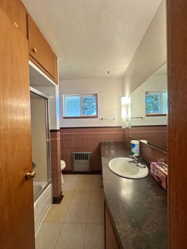 Foto del edificio - Charming 3-Bedroom Home with Large Yard & Ideal Multi-Generational Living Setup