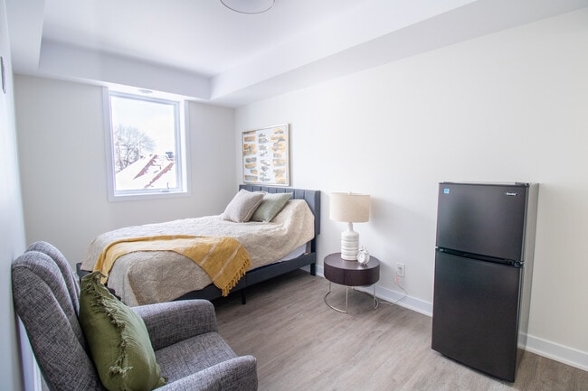 Building Photo - 4-bedroom, 1 washrooms apartment - 5 minutes walk from CarletonU