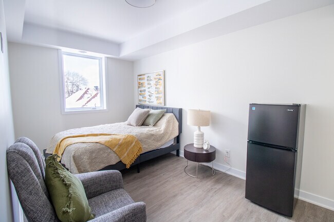 Photo du bâtiment - 4-bedroom, 1 washrooms apartment - 5 minutes walk from CarletonU